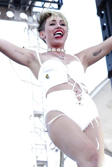 25P Miley Cyrus Hot Bitch