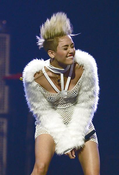 25P Miley Cyrus Hot Bitch