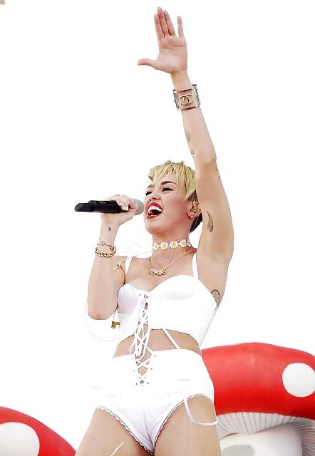 25P Miley Cyrus Hot Bitch
