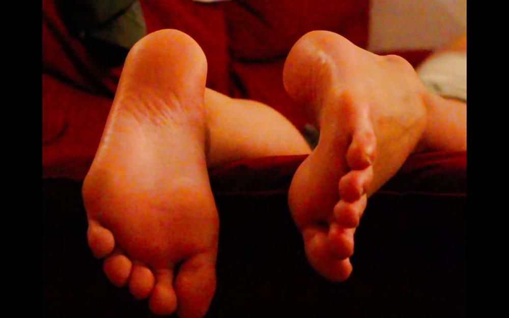 20P Her feet soles for you to CUM!