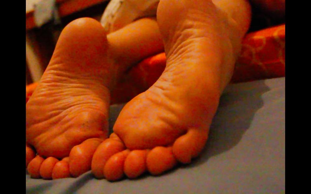 20P Her feet soles for you to CUM!