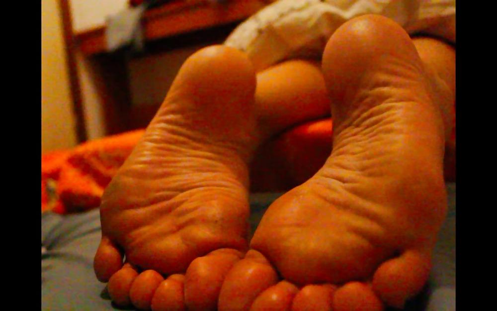 20P Her feet soles for you to CUM!