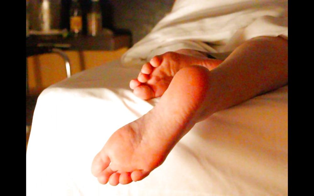 20P Her feet soles for you to CUM!