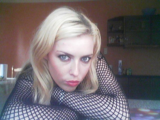17P Julia hot bitch