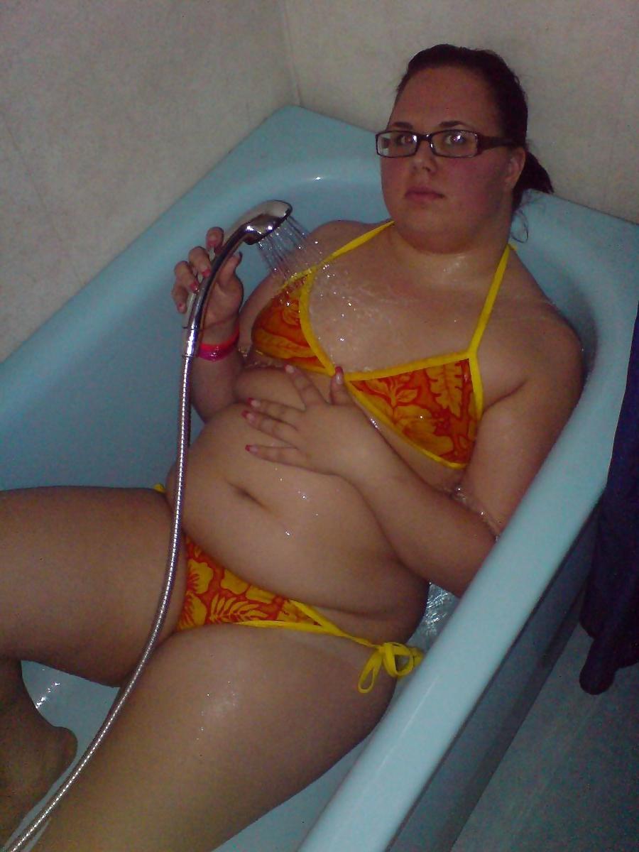 25P Young chubby girl with glasses