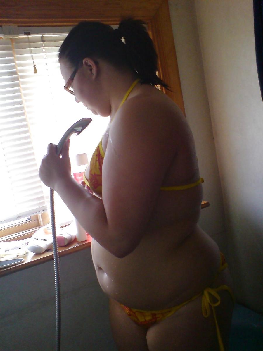 25P Young chubby girl with glasses