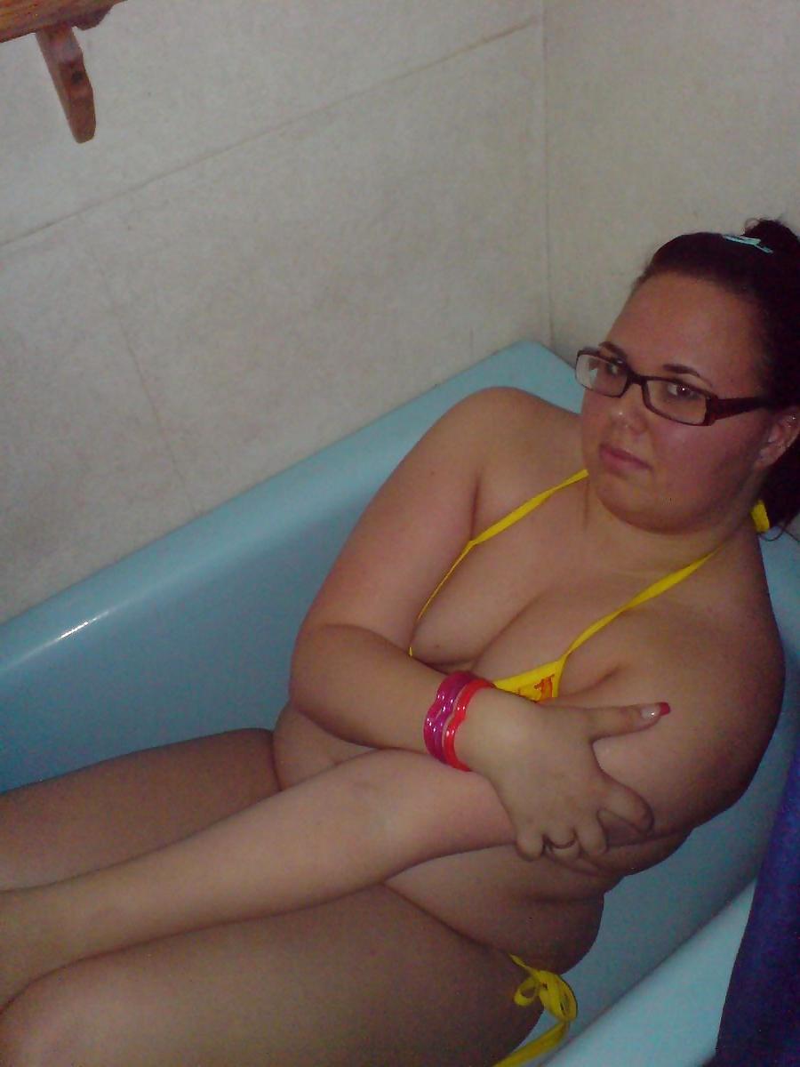 25P Young chubby girl with glasses