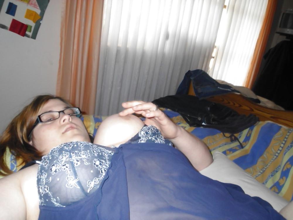 25P Young chubby girl with glasses