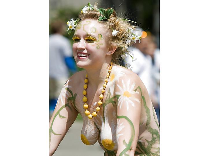 25P Nude Painted Ladies in Public Fetish Gallery 6