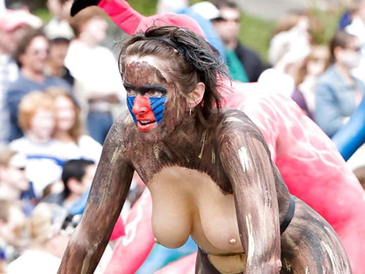 25P Nude Painted Ladies in Public Fetish Gallery 6