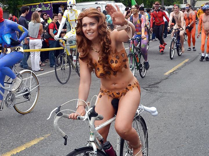 25P Nude Painted Ladies in Public Fetish Gallery 6