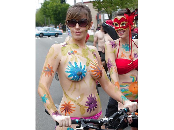 25P Nude Painted Ladies in Public Fetish Gallery 6