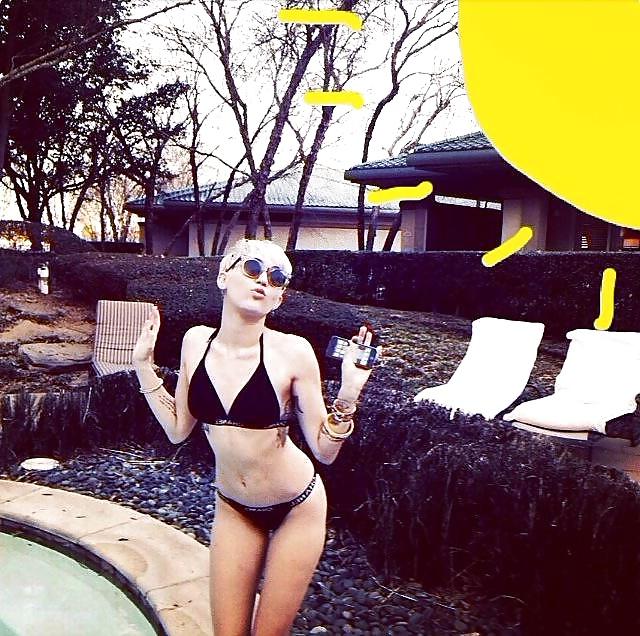 25P Miley CYRUS TOPLESS & SHOWING ASS