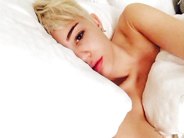 25P Miley CYRUS TOPLESS & SHOWING ASS
