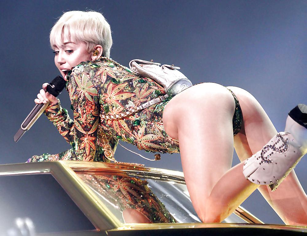 25P Miley CYRUS TOPLESS & SHOWING ASS