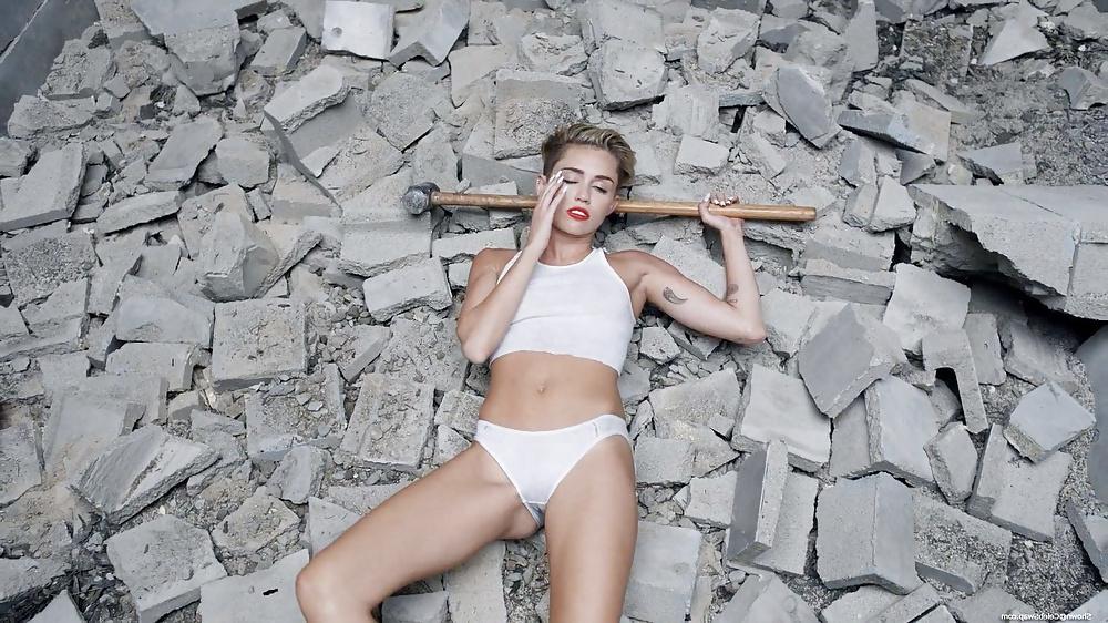 25P Miley CYRUS TOPLESS & SHOWING ASS