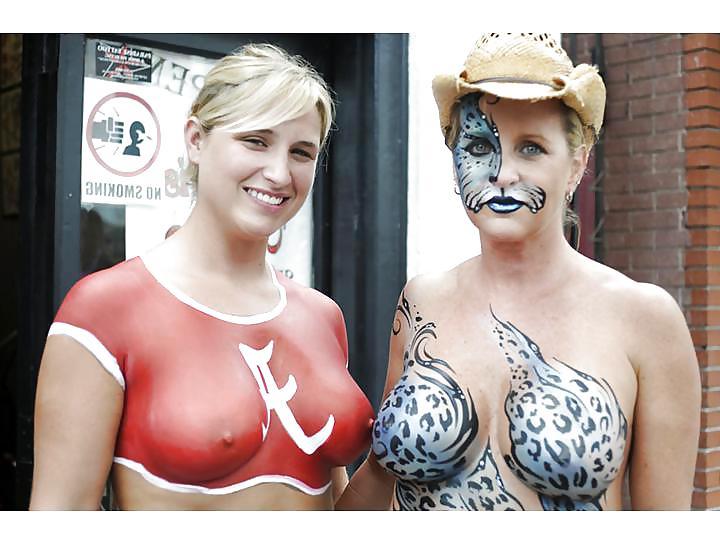 25P Nude Painted Ladies in Public Fetish Gallery 11