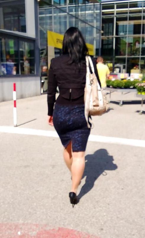 8P Cuming behind Mega Nylon Bitch in Heels