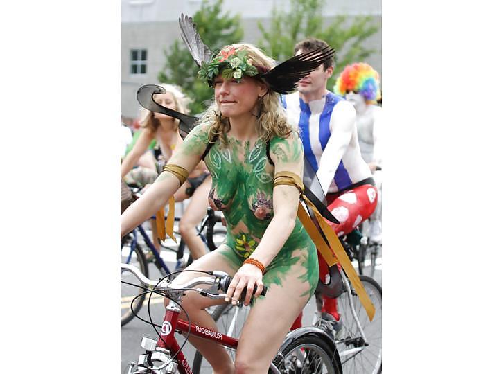 25P Nude Painted Ladies in Public Fetish Gallery 13