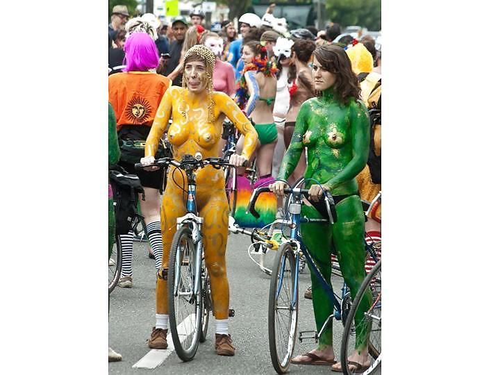 25P Nude Painted Ladies in Public Fetish Gallery 25