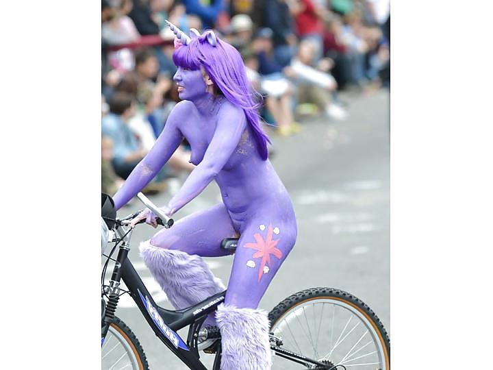 25P Nude Painted Ladies in Public Fetish Gallery 25