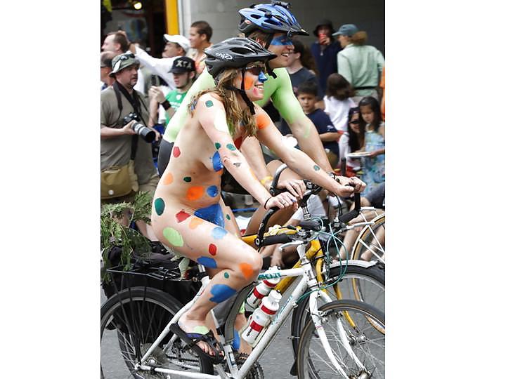 25P Nude Painted Ladies in Public Fetish Gallery 25