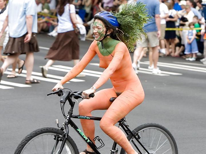 25P Nude Painted Ladies in Public Fetish Gallery 25