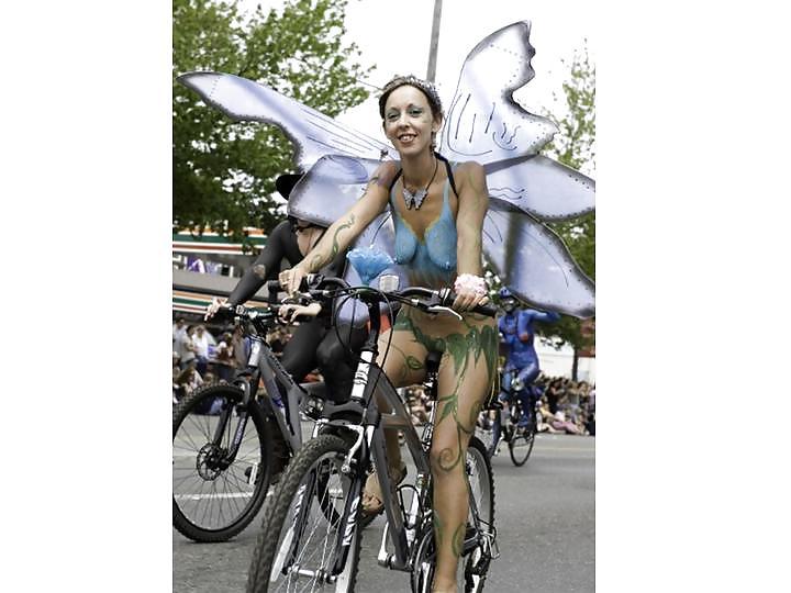 25P Nude Painted Ladies in Public Fetish Gallery 25