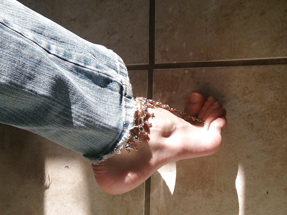 14P Sexy feet and toes
