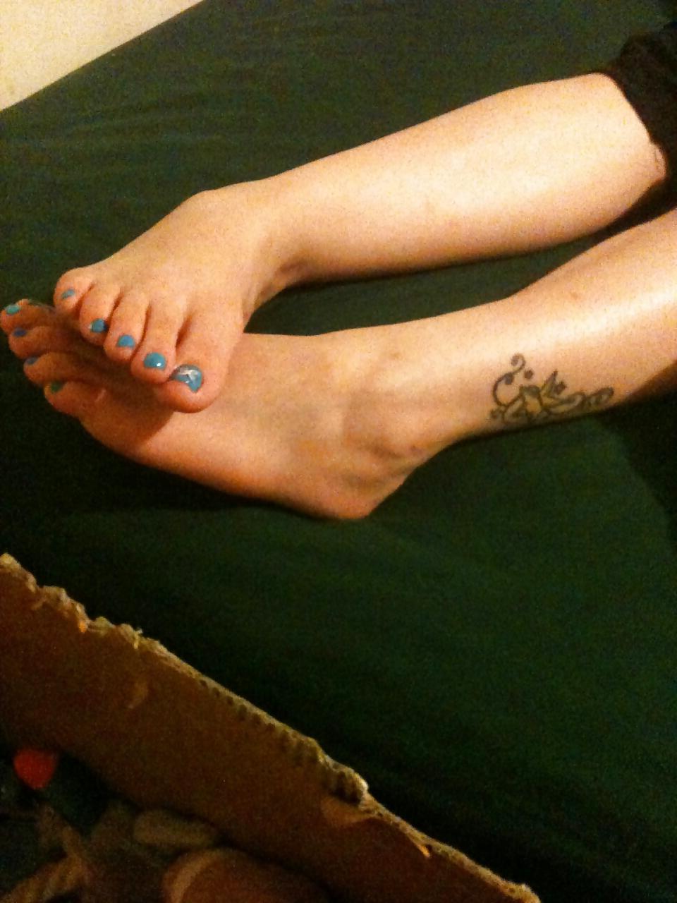 25P Wife ass and feet 