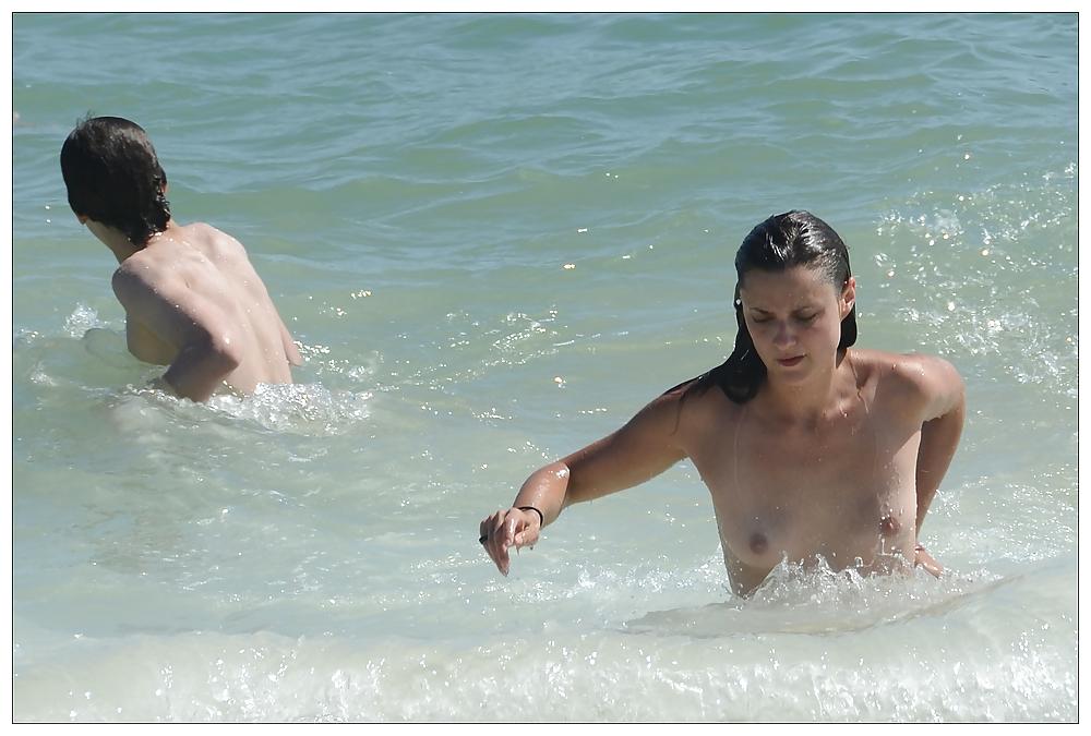 7P Topless beach girl in France 1