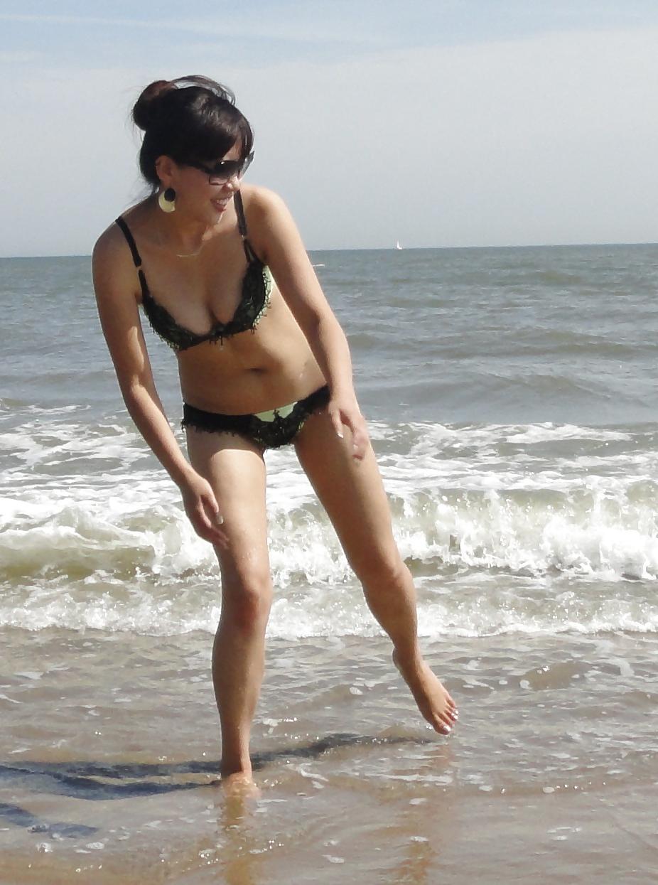 14P My chinese friend at the beach!