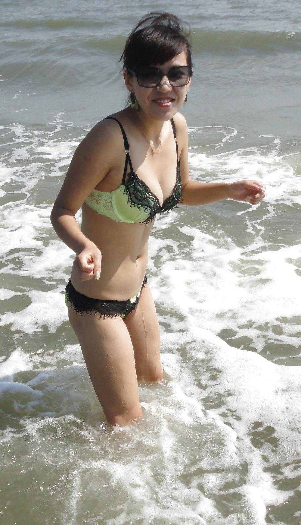 14P My chinese friend at the beach!