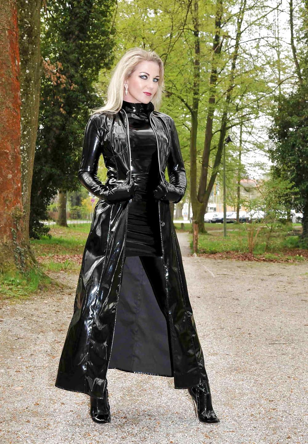 13P Black PVC and Rubber Whore