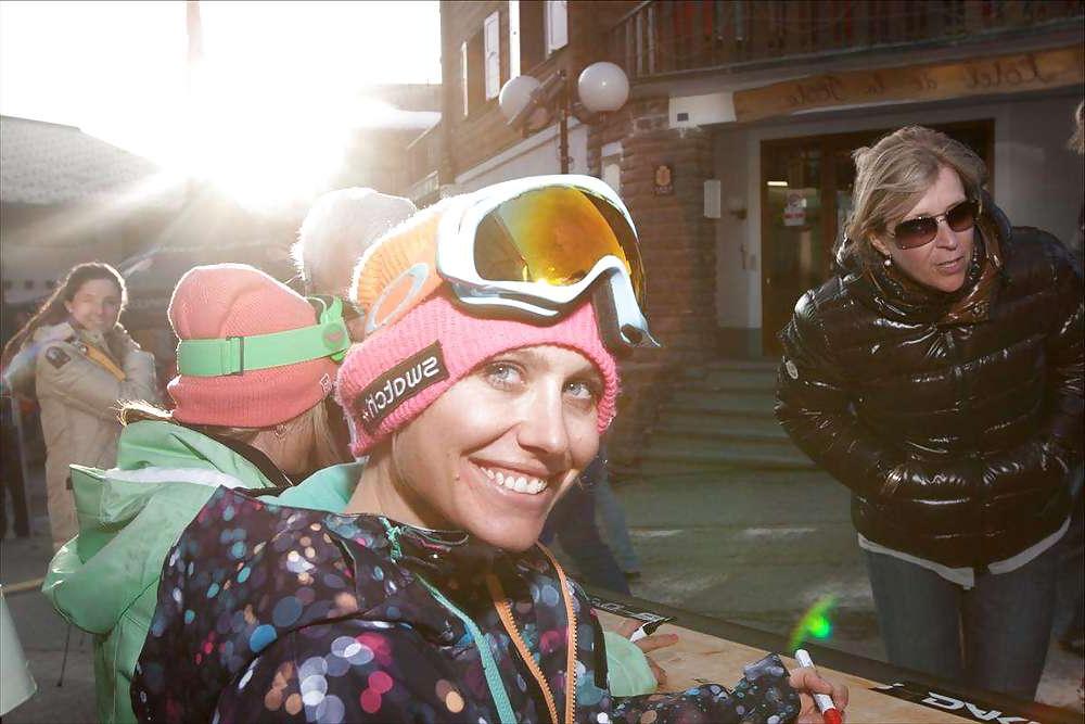25P Hot female snowboarders