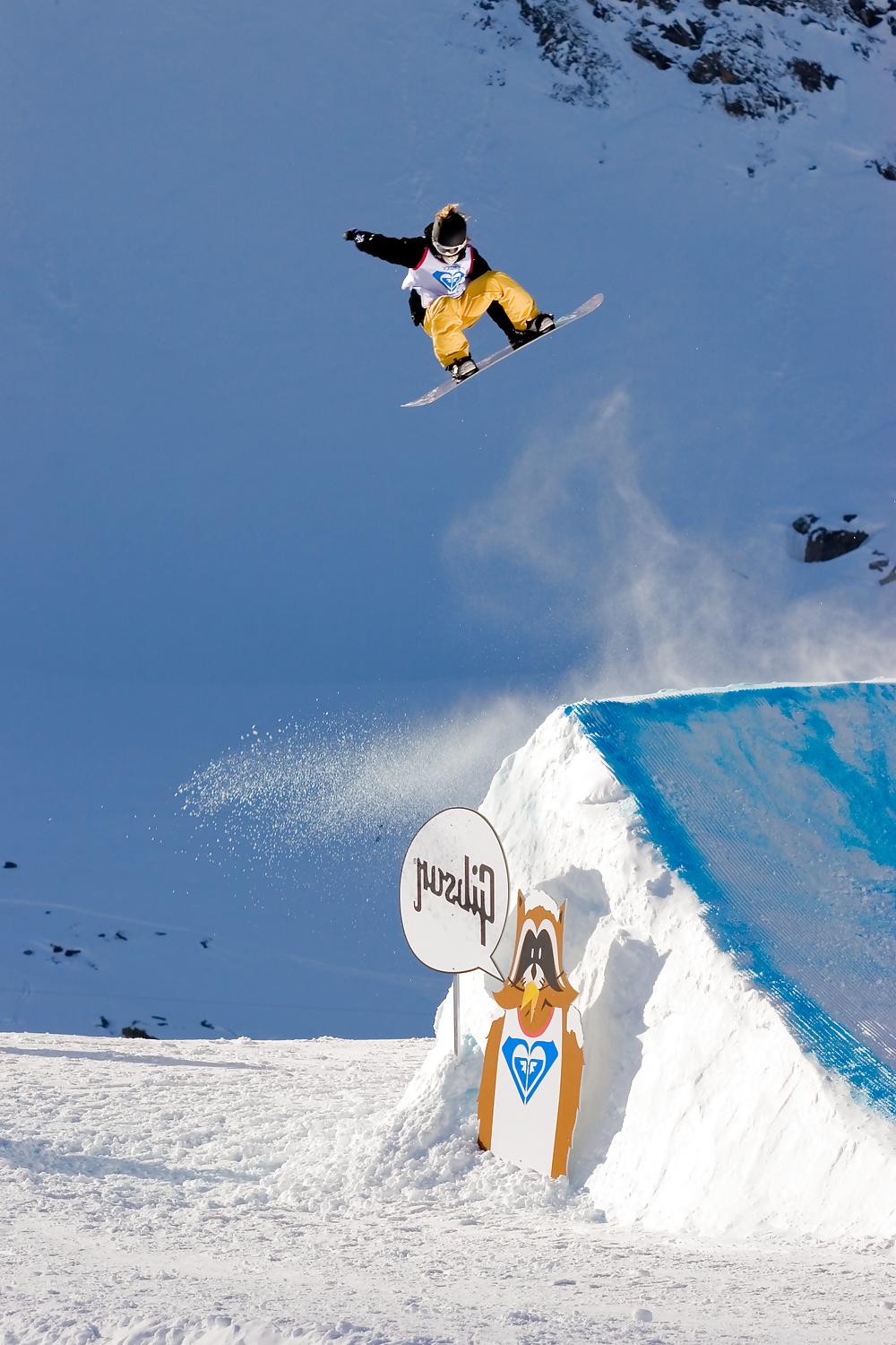 25P Hot female snowboarders
