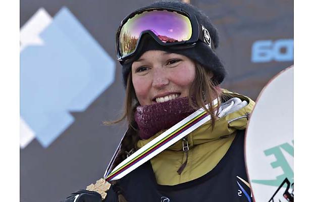 25P Hot female snowboarders