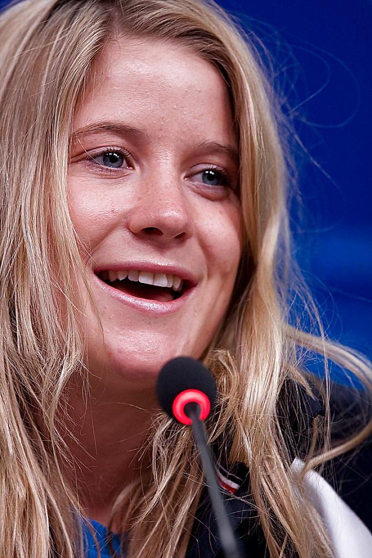 25P Hot female snowboarders
