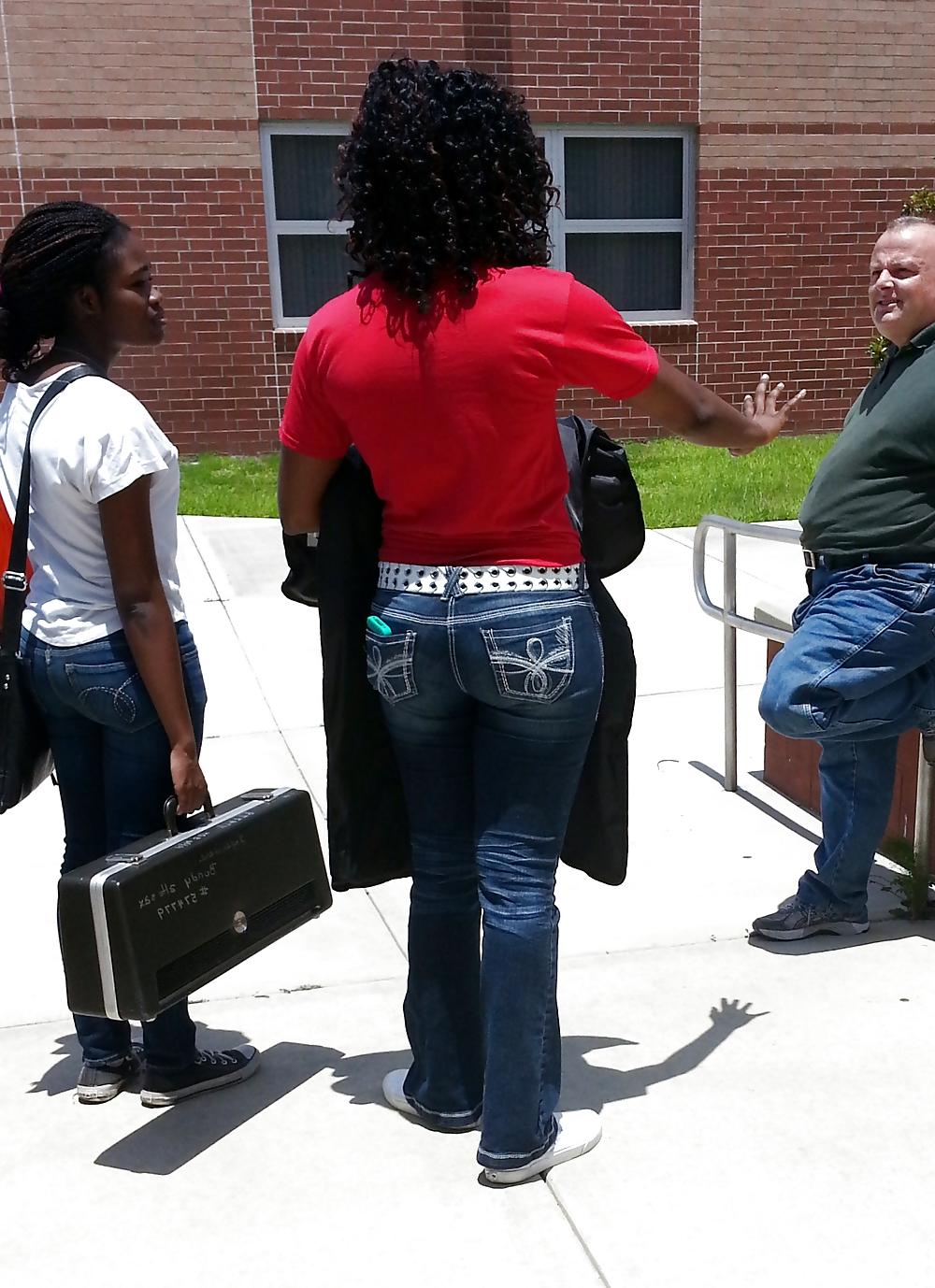 25P Public Voyeurism: Black Bitch Flaunts Assets In Flare Jeans