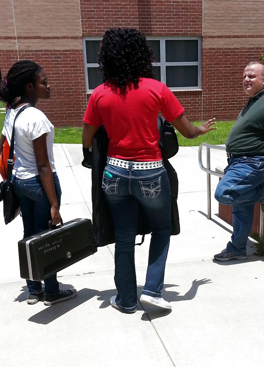 25P Public Voyeurism: Black Bitch Flaunts Assets In Flare Jeans