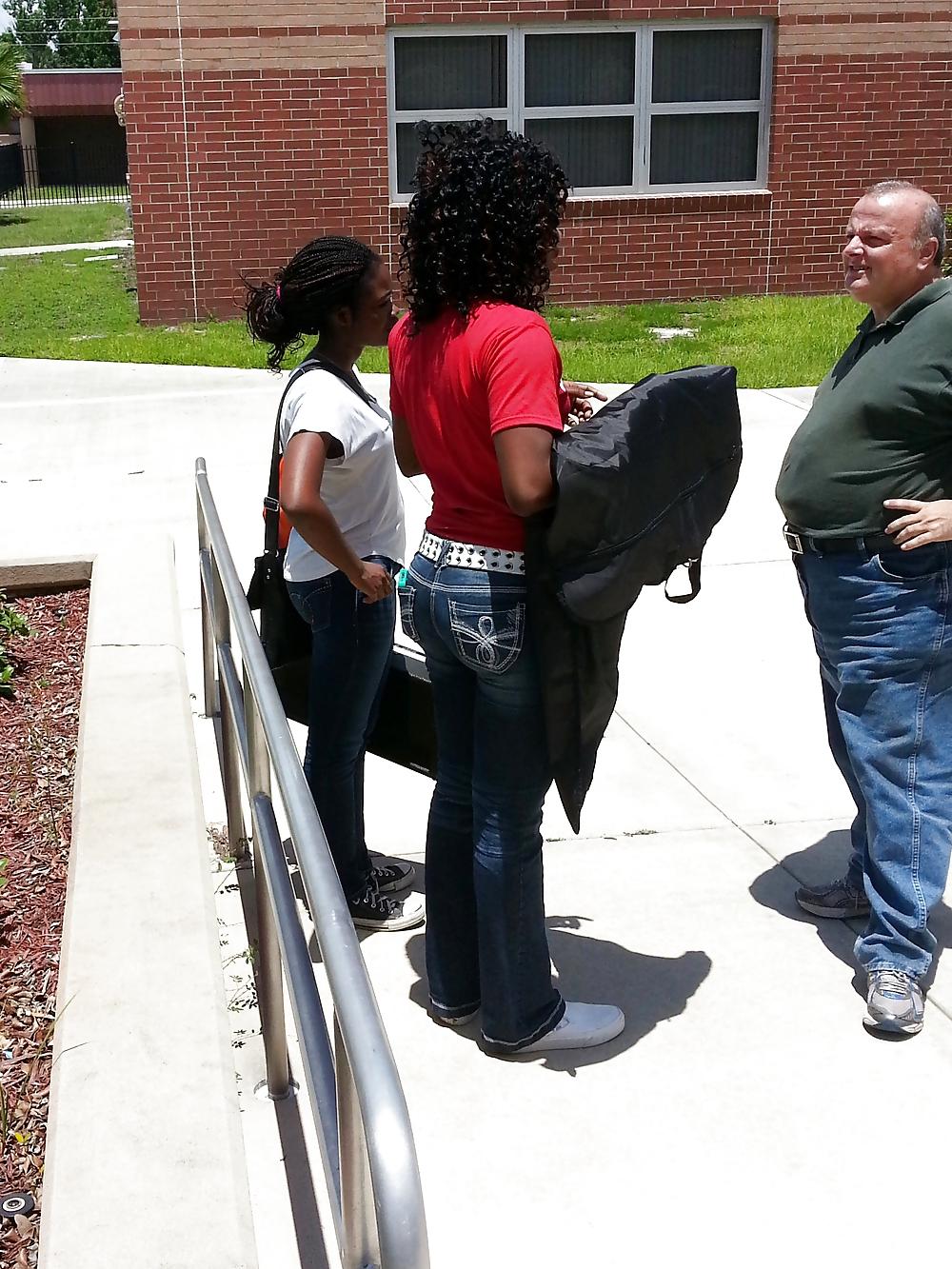25P Public Voyeurism: Black Bitch Flaunts Assets In Flare Jeans