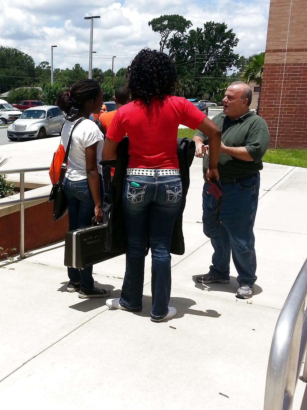 25P Public Voyeurism: Black Bitch Flaunts Assets In Flare Jeans