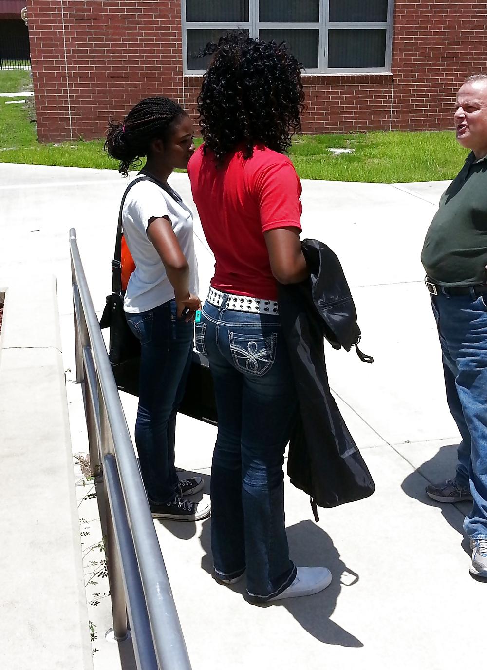 25P Public Voyeurism: Black Bitch Flaunts Assets In Flare Jeans
