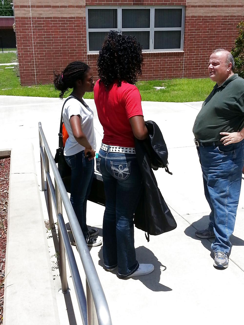 25P Public Voyeurism: Black Bitch Flaunts Assets In Flare Jeans