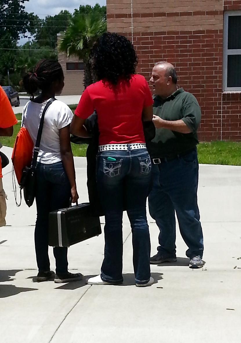 25P Public Voyeurism: Black Bitch Flaunts Assets In Flare Jeans