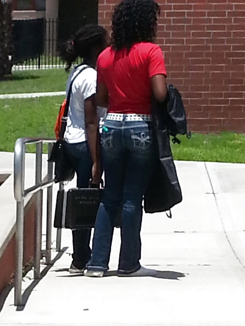 25P Public Voyeurism: Black Bitch Flaunts Assets In Flare Jeans