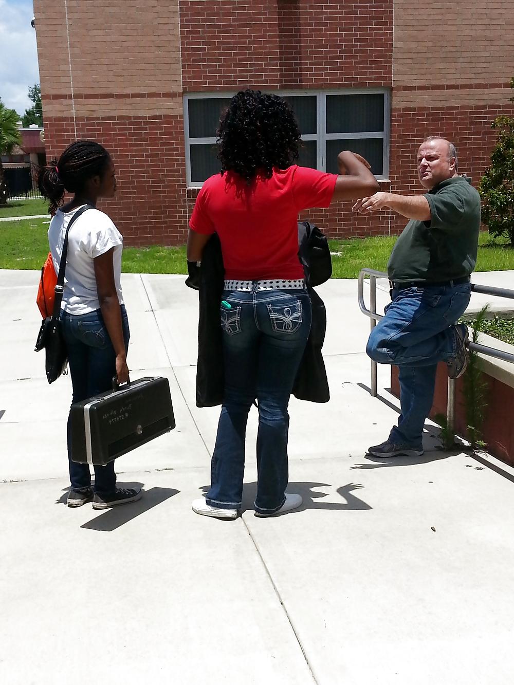 25P Public Voyeurism: Black Bitch Flaunts Assets In Flare Jeans