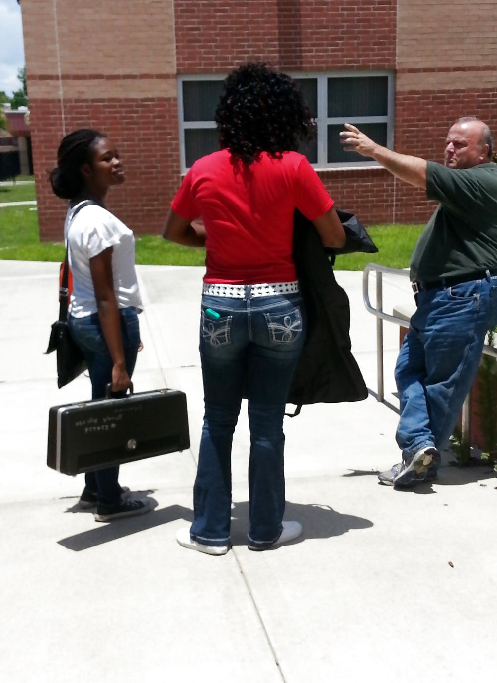 25P Public Voyeurism: Black Bitch Flaunts Assets In Flare Jeans