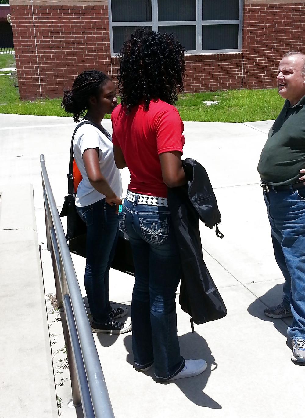 25P Public Voyeurism: Black Bitch Flaunts Assets In Flare Jeans