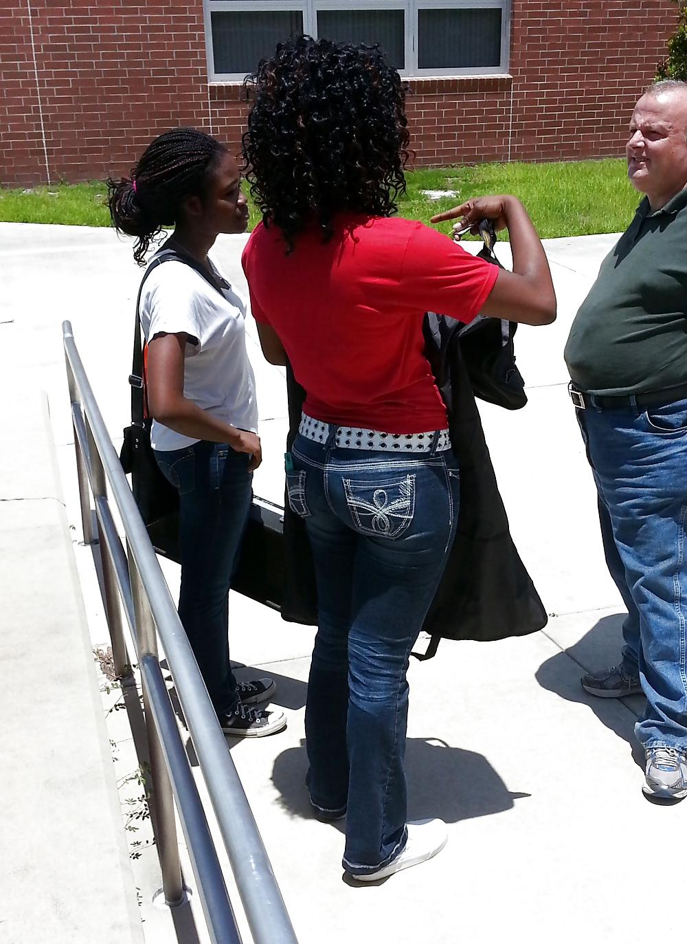 25P Public Voyeurism: Black Bitch Flaunts Assets In Flare Jeans